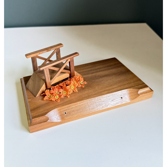 Hummel‎ Goebel Collectors Club Wood Display Stand "Smiling Through" T34 - Picture 1 of 4